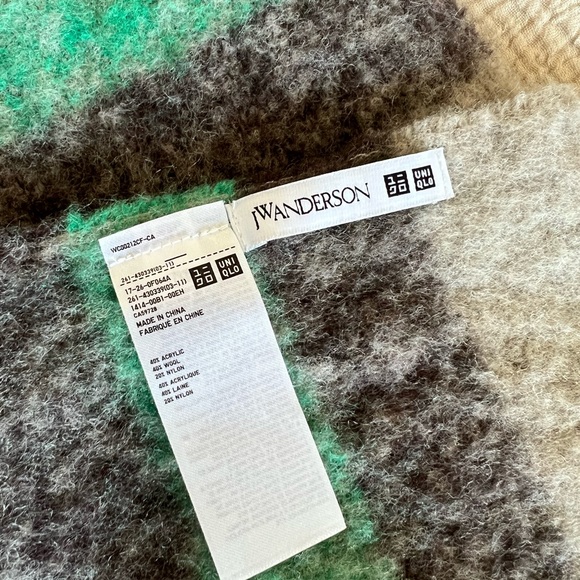 JW Anderson X Uniqlo LONG WOOL BLEND SCARF -Grey with Green Stripe - Picture 2 of 4